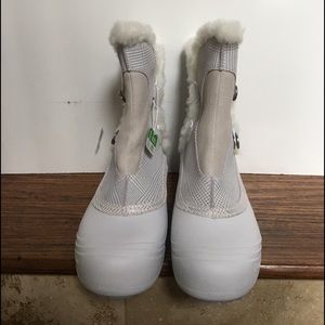 Columbia insulated snow boots. NWT